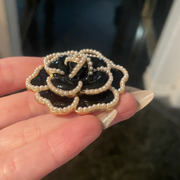 Black Camellia Pearl Brooch - Picture 3 of 5